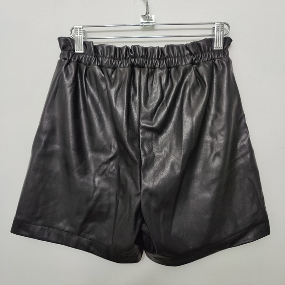 Bebe plus leather feel and look shorts black size M - Picture 2 of 3